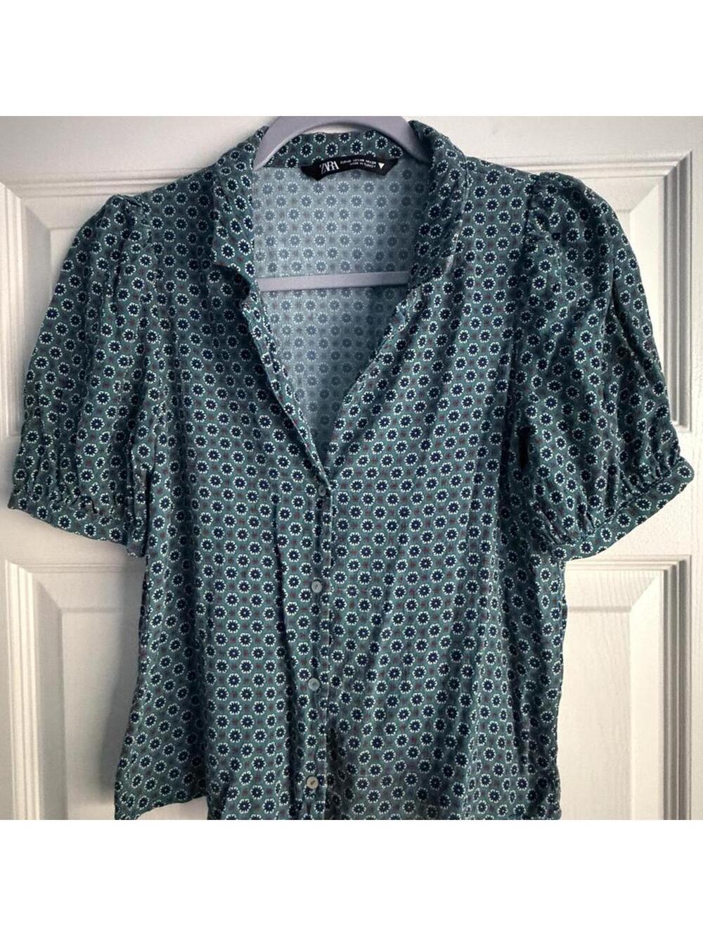 Zara green blouse with white geometric pattern, size XS #geometric #workwear